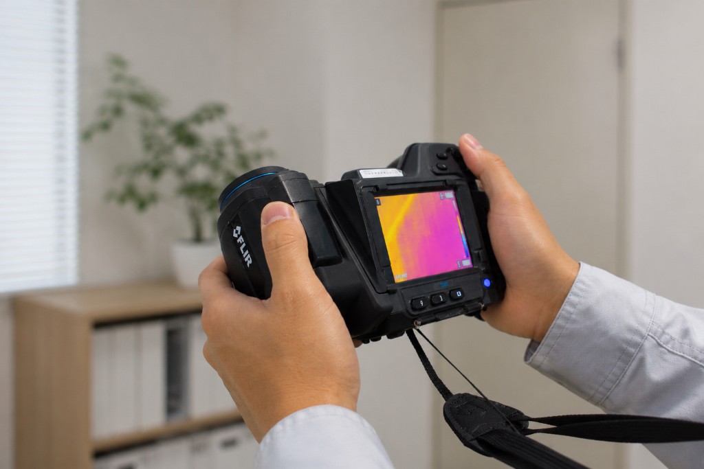 赤外線サーモグラフィ調査の様子